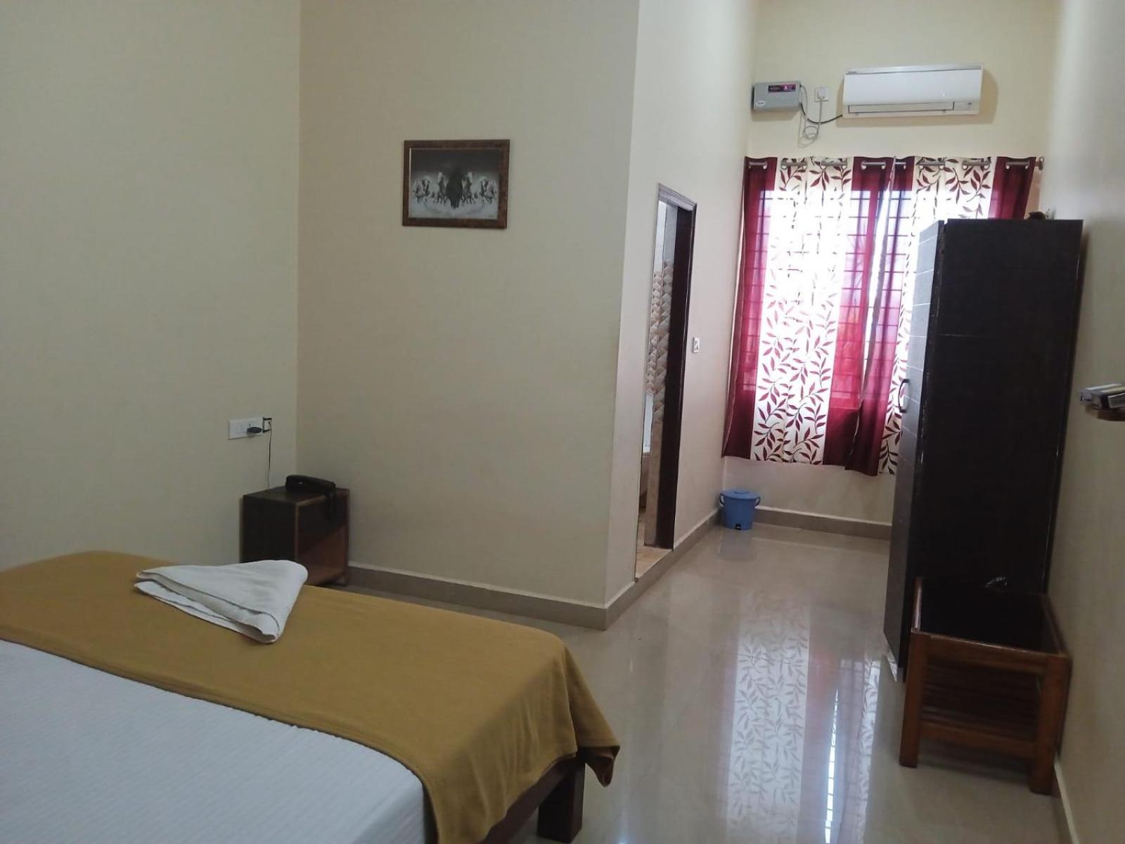 Grand Jp Inn Near 2 Km From Gundlupet Bus Stand Kültér fotó