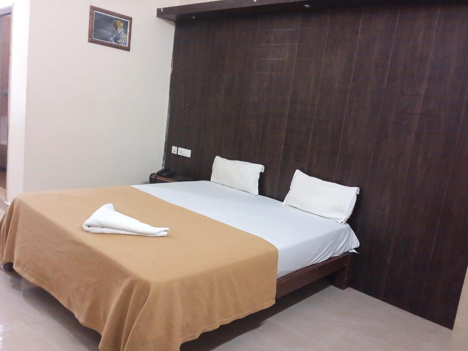 Grand Jp Inn Near 2 Km From Gundlupet Bus Stand Kültér fotó